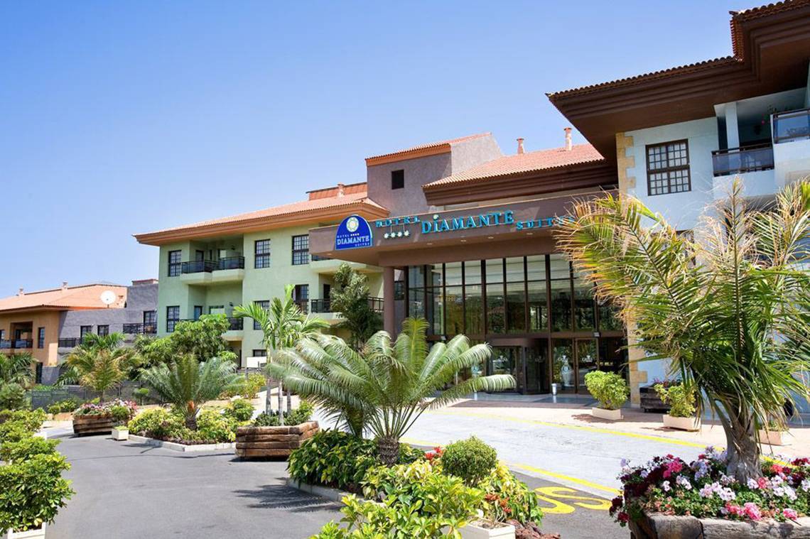 Vorderansicht des AluaSoul Orotava Valley Hotels mit gepflegtem Eingangsbereich.