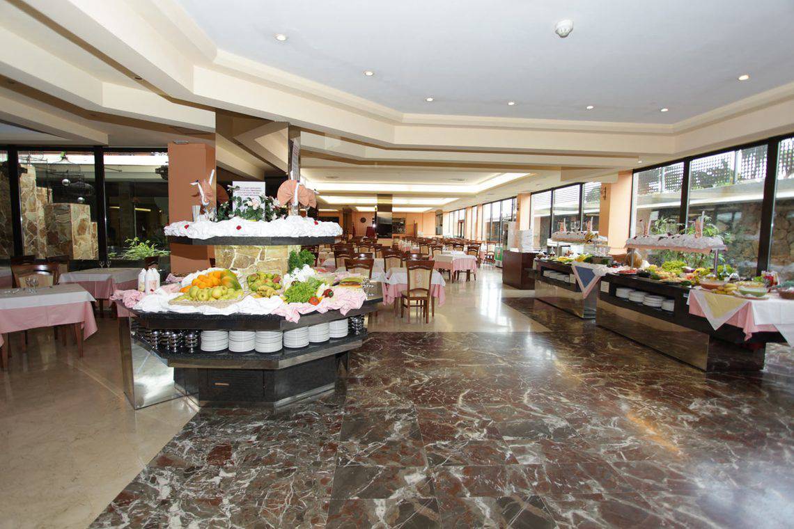 Restaurant im AluaSoul Orotava Valley Hotel mit Buffet und gedeckten Tischen