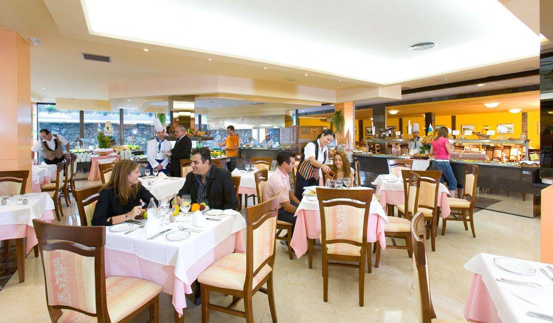 Innenansicht des Restaurants im AluaSoul Orotava Valley Hotel mit Gästen und Personal.