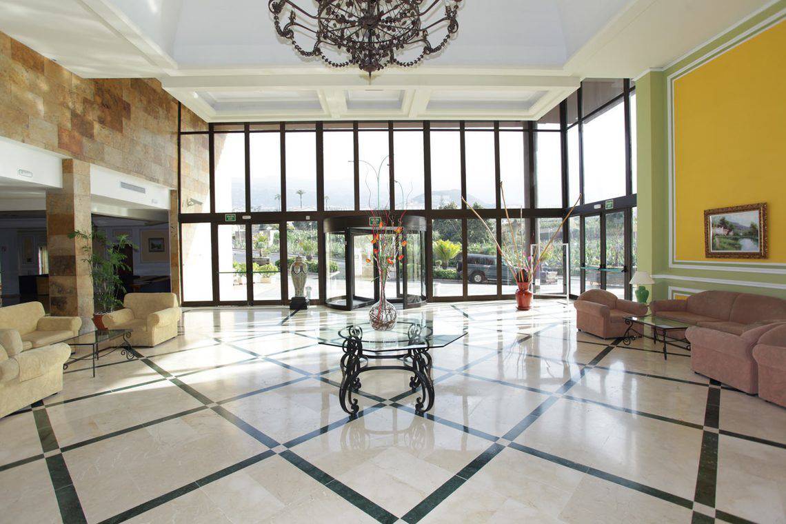 Hotellobby von AluaSoul Orotava Valley mit Glastischen und Sofas.