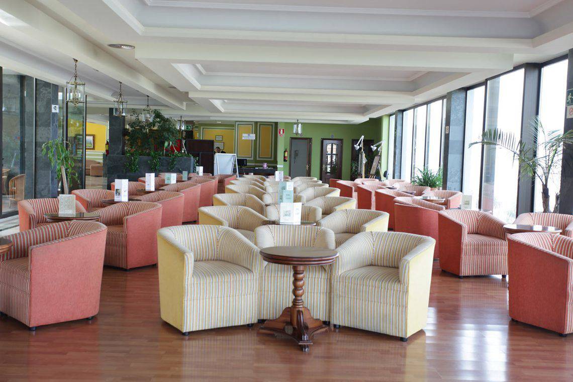 Innenansicht der Lobby des AluaSoul Orotava Valley Hotels mit vielen Stühlen und Tischen.