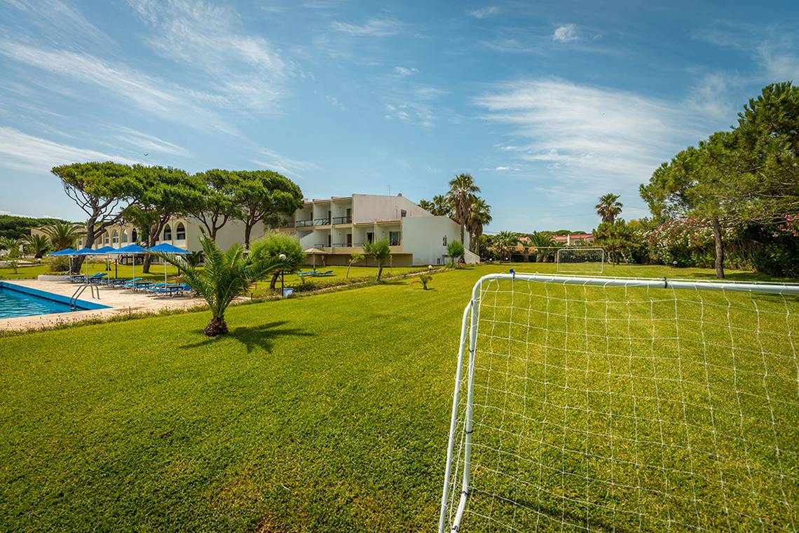 Außenbereich des Pavlina Beach Hotels mit Swimmingpool und Fußballtor