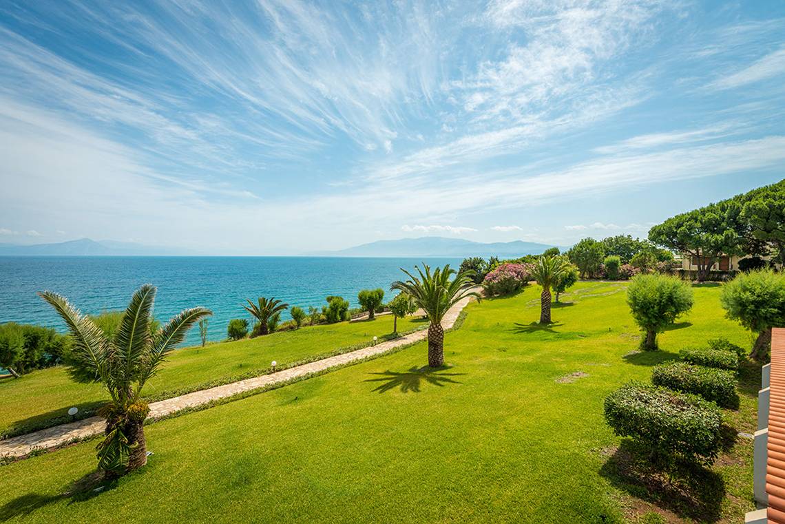Aussicht auf das Meer und die Landschaft vom Pavlina Beach Hotel.