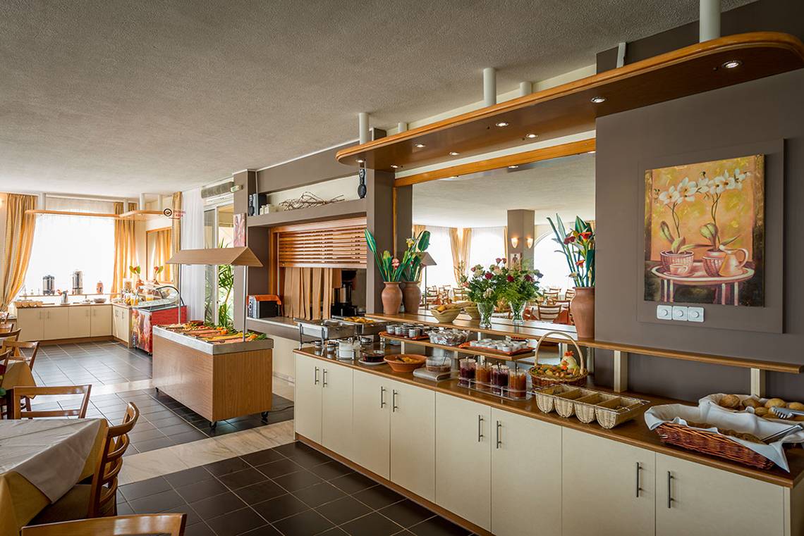 Frühstücksbuffet im Pavlina Beach Hotel mit verschiedenen Speisen und Getränken.