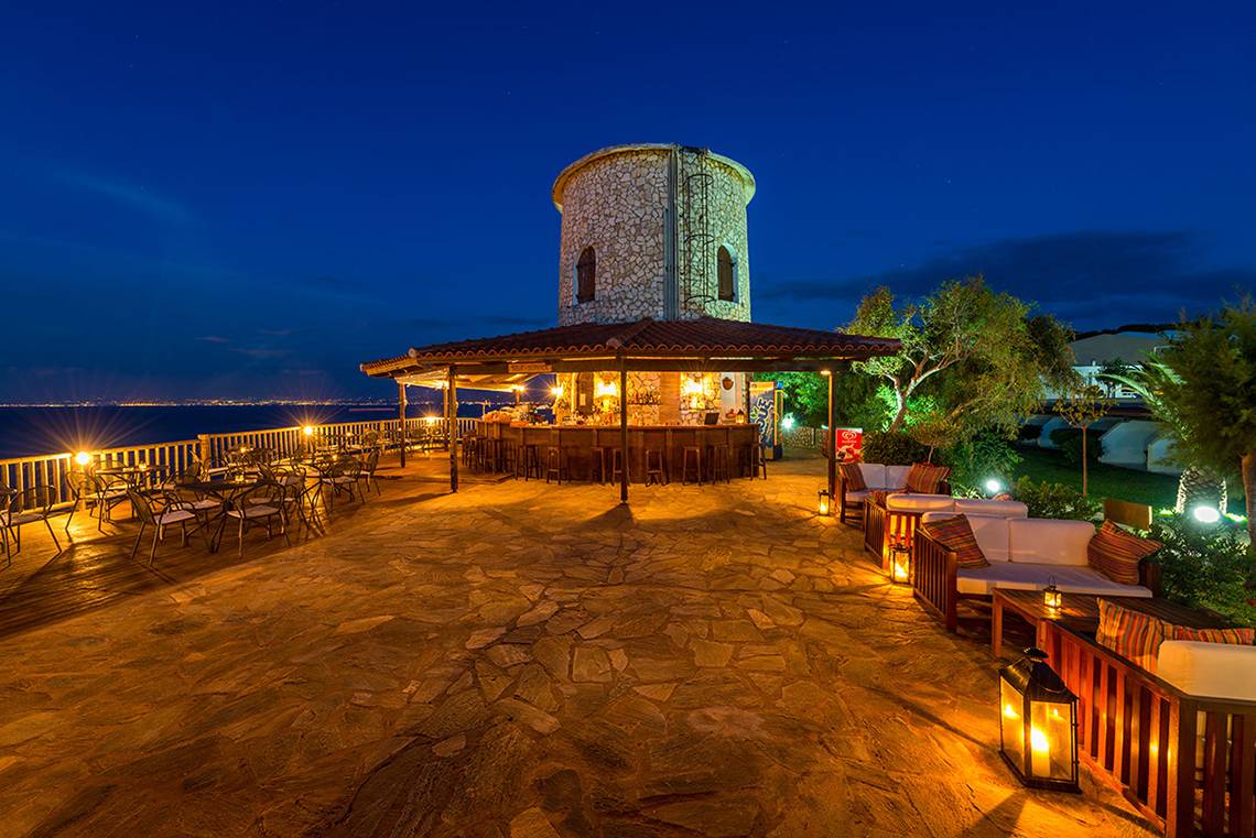 Nachtansicht der Terrasse des Pavlina Beach Hotels mit Blick auf das Meer.
