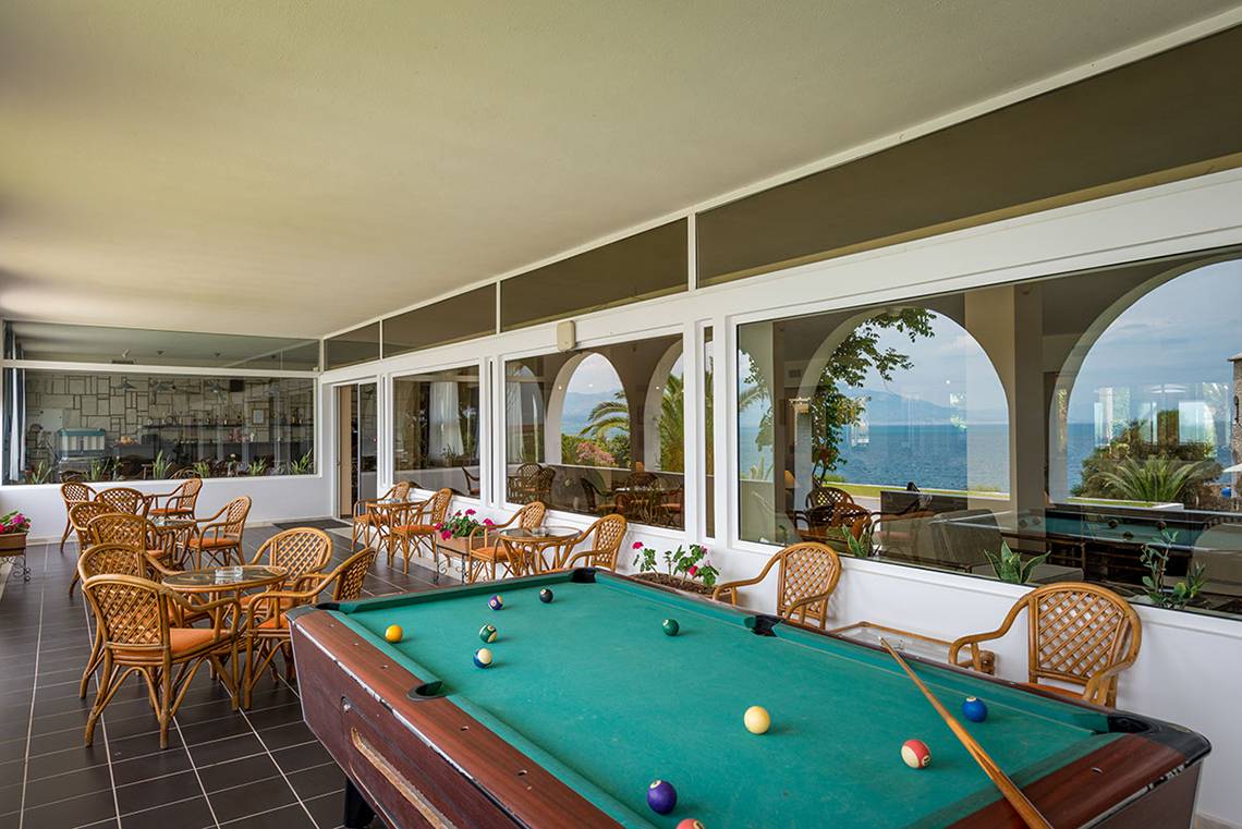 Billardtisch im Pavlina Beach Hotel mit Blick auf das Meer.