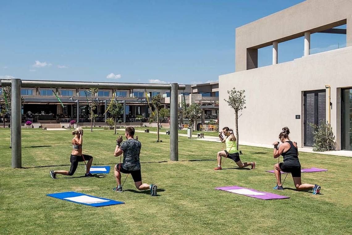 Menschen trainieren im Freien im Euphoria Resort.