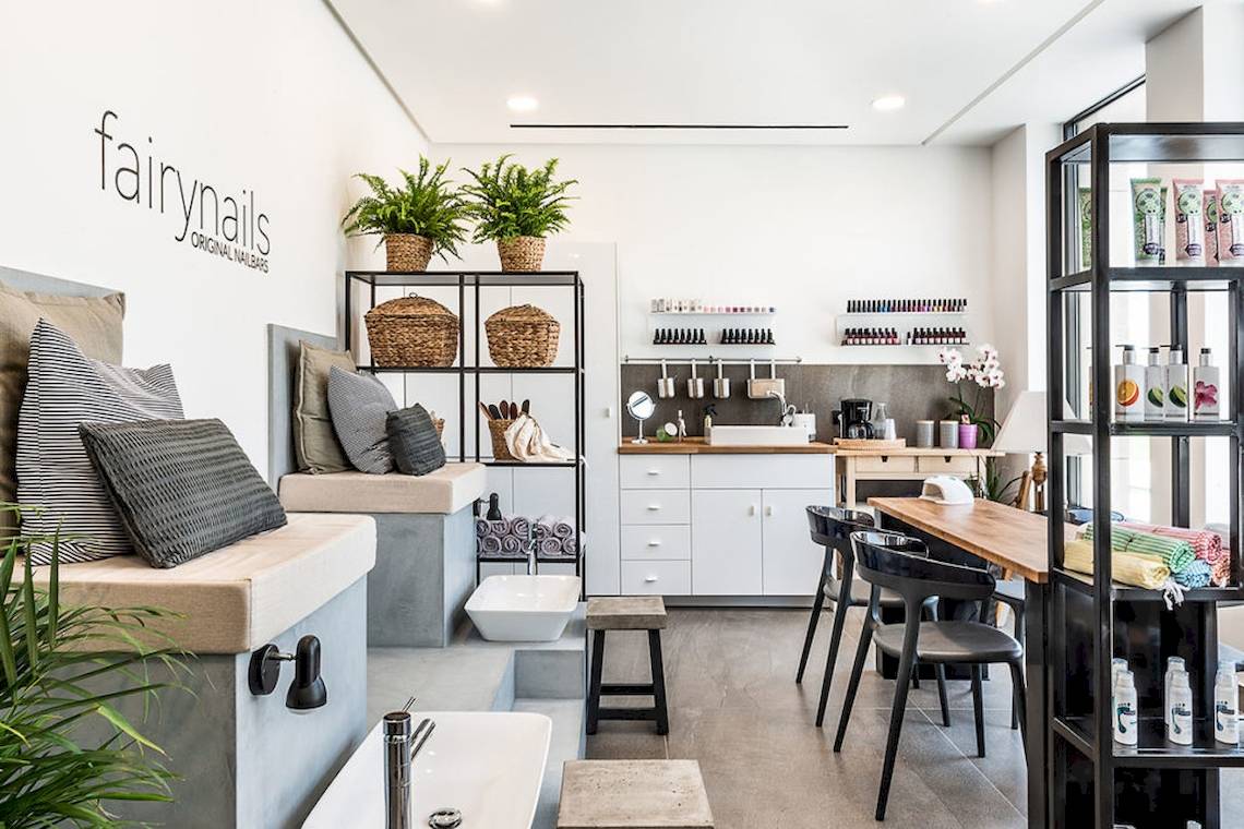 Loungebereich des Euphoria Resorts mit Möbeln, Pflanzen und Nagelpflegeprodukten.