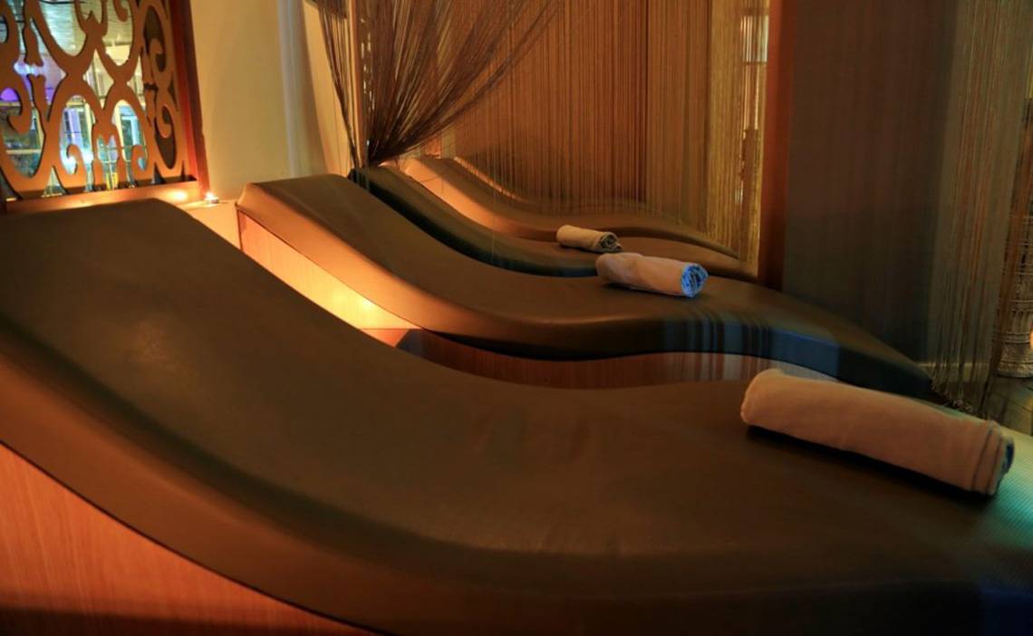 Spa-Lounge mit drei schwarzen Liegen im LABRANDA Ephesus Princess Hotel.