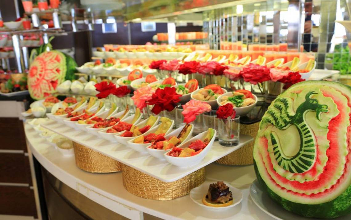 Buffet-Tisch im LABRANDA Ephesus Princess Hotel mit geschnittenen Wassermelonen und Früchten.