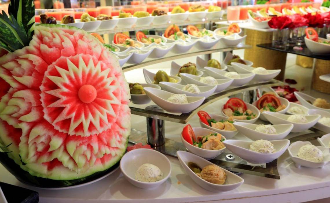 Buffettisch im LABRANDA Ephesus Princess Hotel mit verschiedenen Gerichten und einer Wassermelonenschnitzerei.