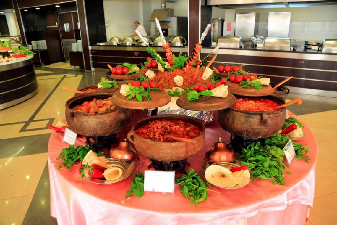 Buffet-Tisch im LABRANDA Ephesus Princess Hotel mit verschiedenen Gerichten und Dekoration.