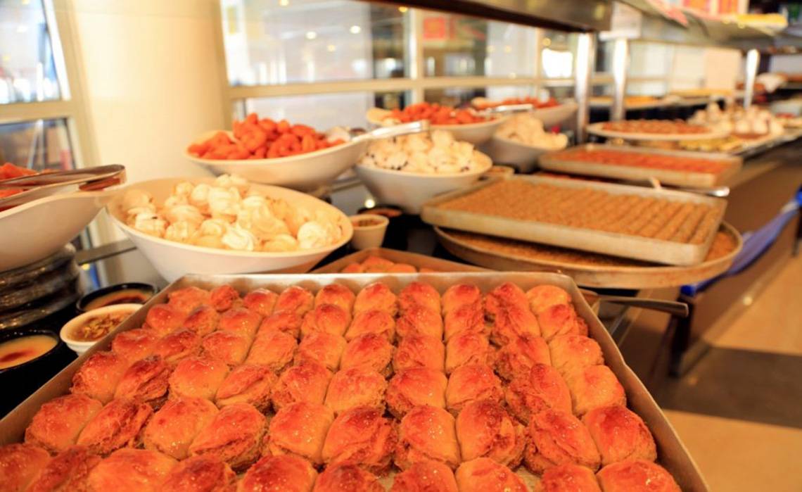 Buffettisch im LABRANDA Ephesus Princess Hotel mit verschiedenen Gerichten und Desserts.