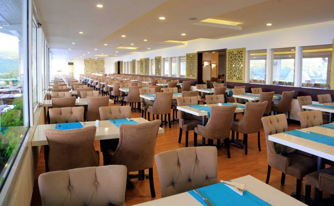 Innenansicht des Restaurants im LABRANDA Ephesus Princess Hotel mit vielen freien Tischen und Stühlen.