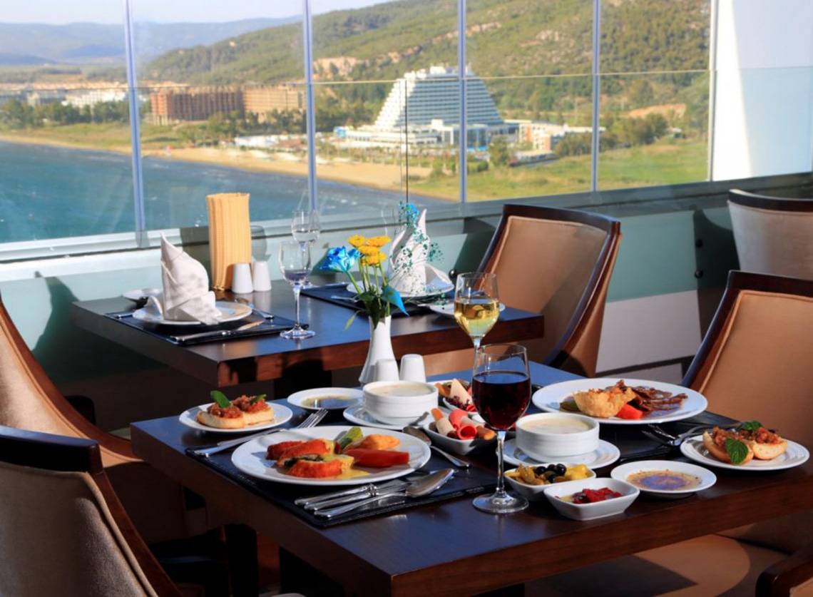 Aussicht vom Speisesaal des Labranda Ephesus Princess Hotels auf das Meer und die Landschaft.