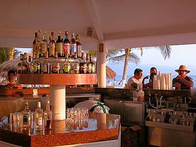 Innenansicht der Bar im Muthu Playa Varadero Hotel mit vielen Flaschen und Gläsern.