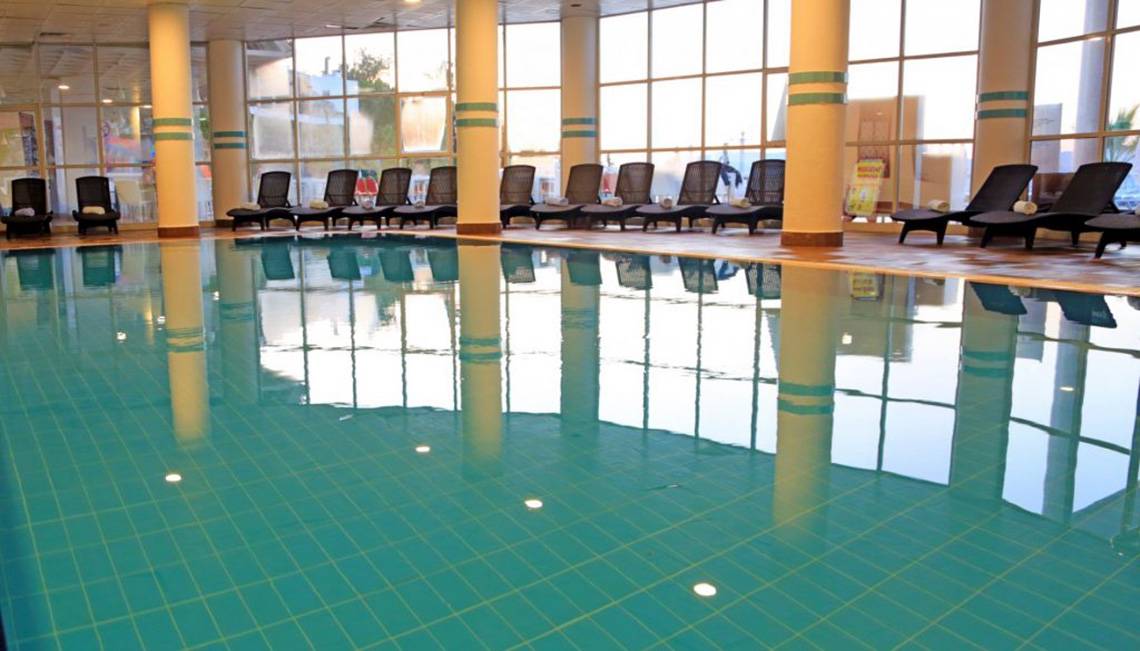 Schwimmbecken des LABRANDA Ephesus Princess Hotels mit Liegestühlen.