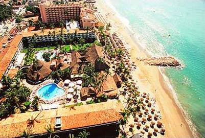 Luftaufnahme des Muthu Playa Varadero Hotels mit Pool, Strand und Meer im Hintergrund.