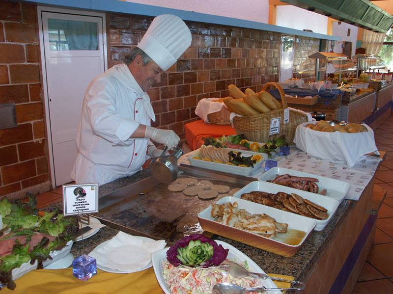 Ein Koch bereitet Speisen auf einem Buffet im Sun Club El Dorado zu.