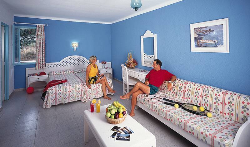 Zwei Personen sitzen in einem blauen Zimmer des Sun Club El Dorado Hotels.