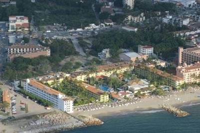 Luftaufnahme des Muthu Playa Varadero Hotels am Strand mit Gebäuden und Bäumen