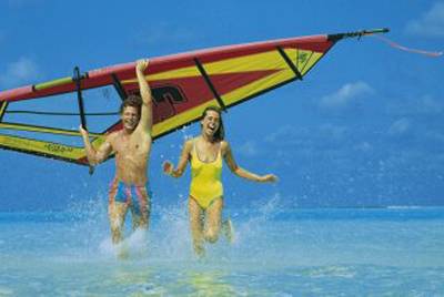 Ein Paar, das beim Kitesurfen im Meer vor dem Muthu Playa Varadero Hotel ist.