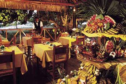 Innenansicht des Restaurants im Muthu Playa Varadero Hotel mit gedeckten Tischen, Früchten und einem Kellner.