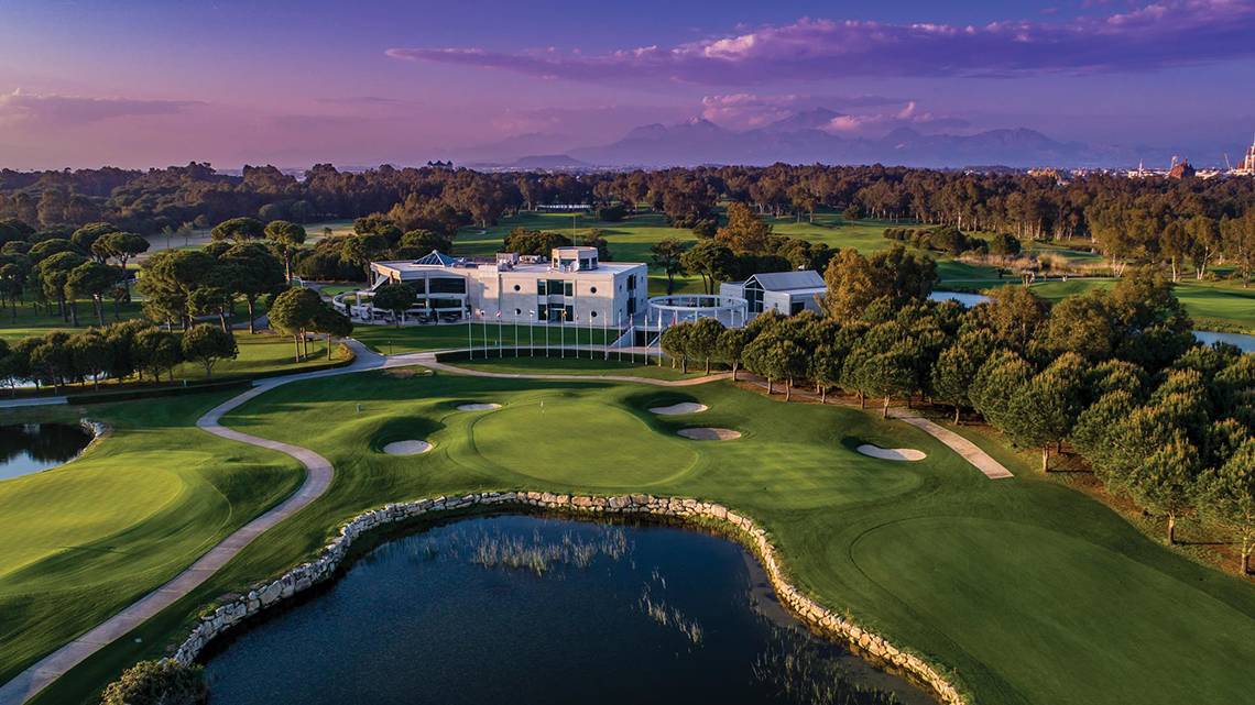 Luftaufnahme des Kempinski Hotel The Dome Belek mit Golfplatz und See