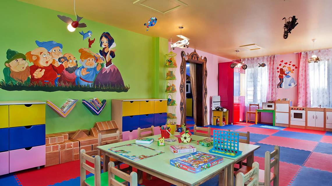 Kinderzimmer im Kempinski Hotel The Dome Belek mit bunten Wänden, Schneewittchen-Wandbild und Spielzeug.