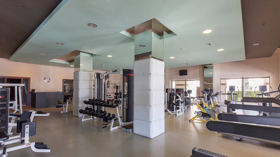 Fitness-Center im Kempinski Hotel The Dome Belek mit verschiedenen Trainingsgeräten und einer modernen Einrichtung.