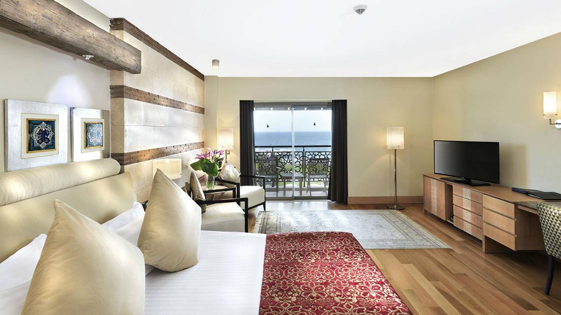 Luxuriöses Zimmer im Kempinski Hotel The Dome Belek mit Meerblick und modernen Möbeln.
