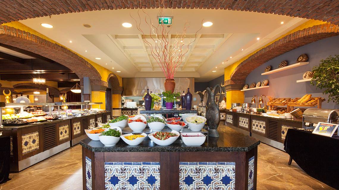 Buffet-Tisch im Kempinski Hotel The Dome Belek mit verschiedenen Salaten und Gerichten.