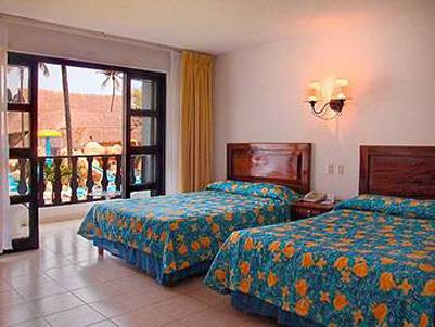 Doppelzimmer im Muthu Playa Varadero Hotel mit zwei Betten, Balkon und Poolblick.