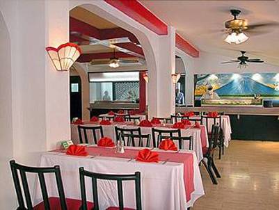 Innenansicht des Restaurants im Muthu Playa Varadero Hotel mit gedeckelten Tischen und Stühlen.