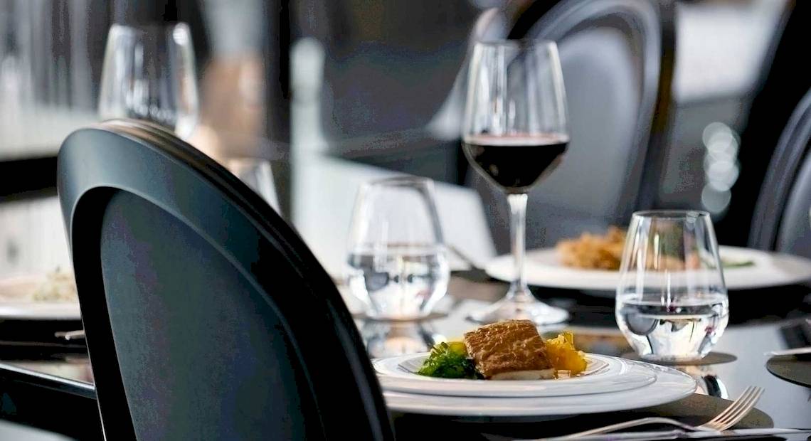 Speisetisch im Barcelo Raval Hotel mit Gerichten, Gläsern und Besteck.