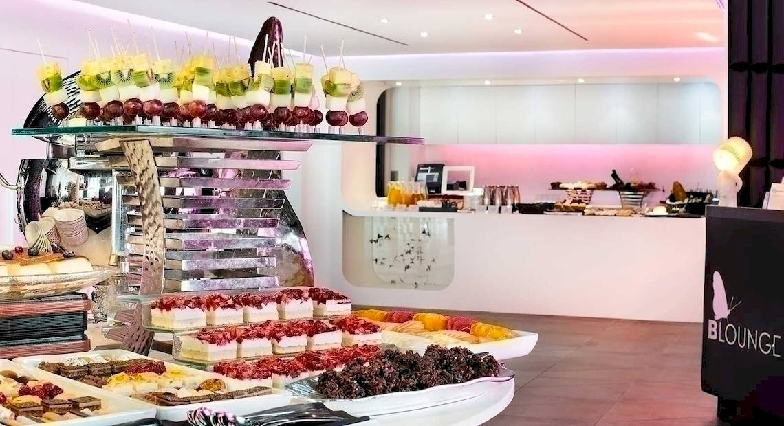 Buffet-Tisch im Barcelo Raval Hotel mit verschiedenen Desserts und Früchten.