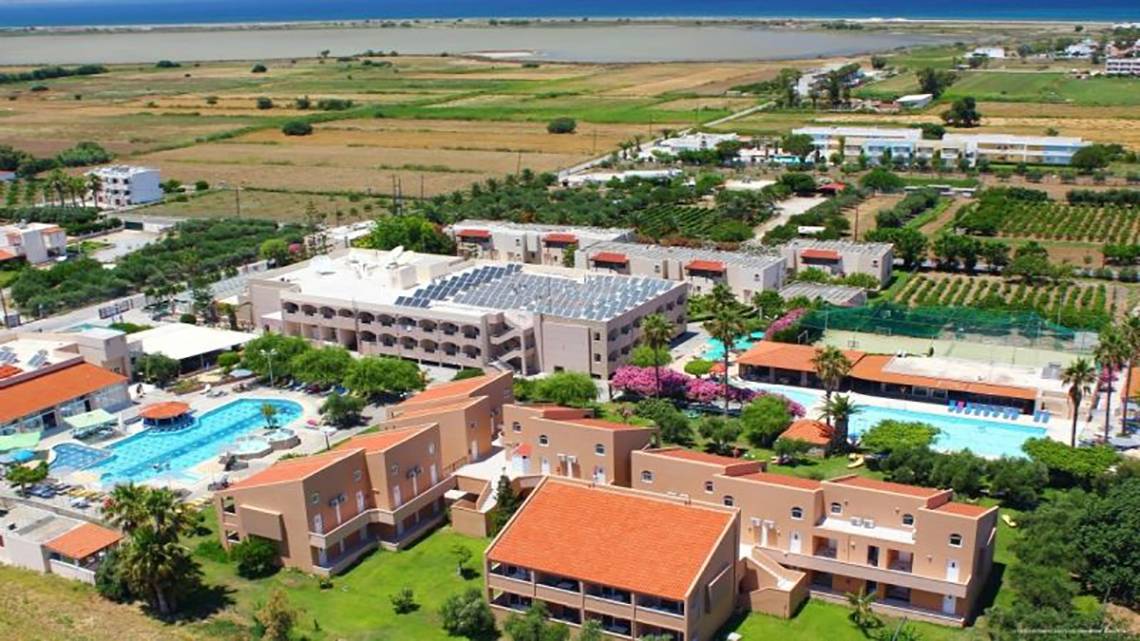 Luftaufnahme des Ilios K. Village Resorts mit mehreren Gebäuden, Swimmingpools und Gärten.