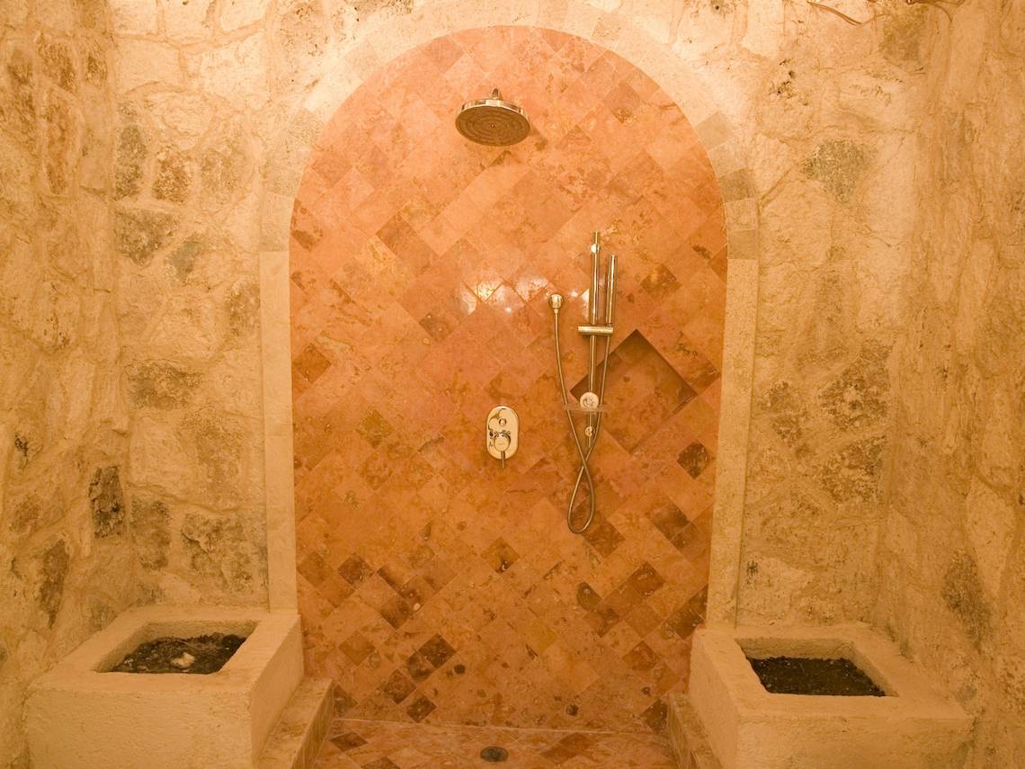 Dusche im Grand Riviera Princess Hotel mit Marmorwänden und zwei Becken.