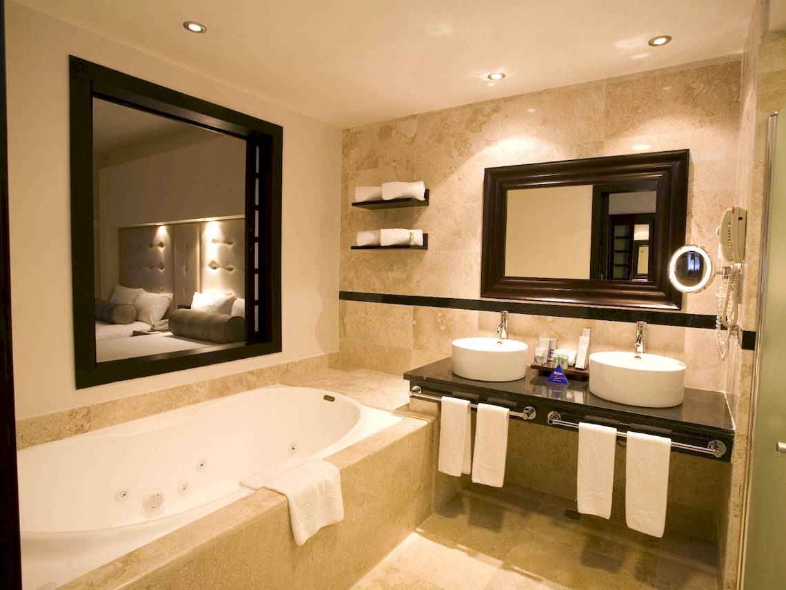Badezimmer im Grand Riviera Princess Hotel mit Badewanne und Waschbecken.
