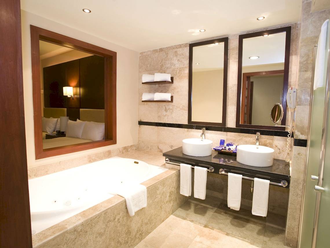 Badezimmer im Grand Riviera Princess Hotel mit Badewanne und Spiegeln