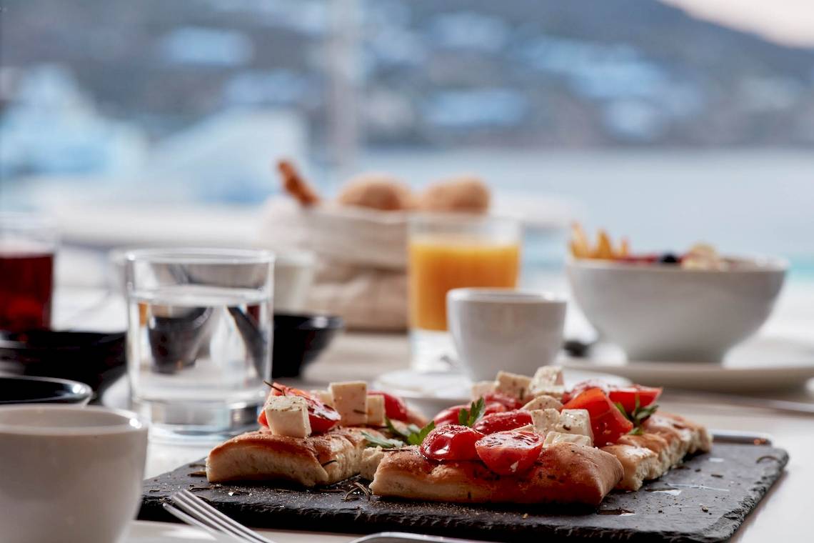 Frühstückstisch im Absolute Mykonos Suites & More Hotel mit Tomaten und Mozzarella.