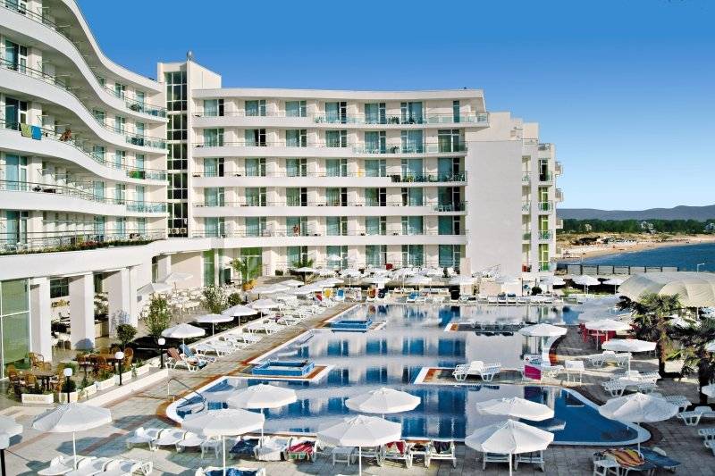 Luftaufnahme des Festa Panorama Hotels mit Swimmingpool, Sonnenliegen und Sonnenschirmen