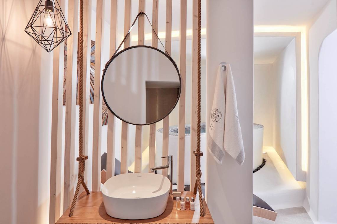 Badezimmer im Absolute Mykonos Suites & More mit Spiegel und Waschbecken