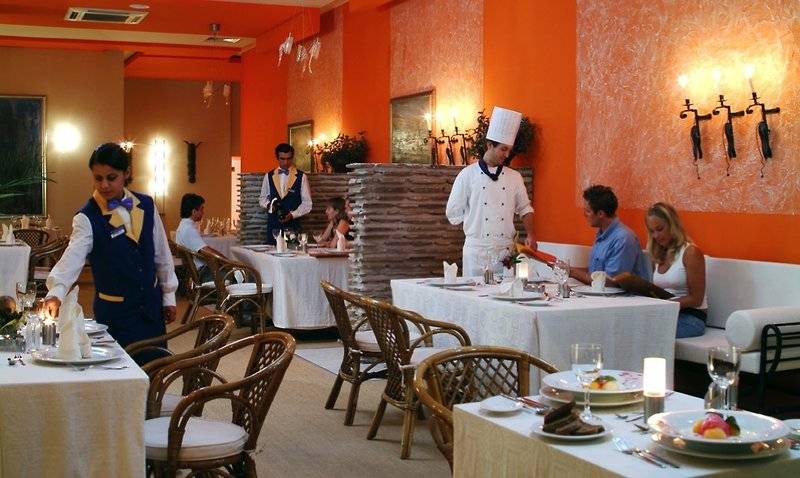 Innenansicht des Restaurants im Festa Panorama Hotel mit Gästen und Kellnern.