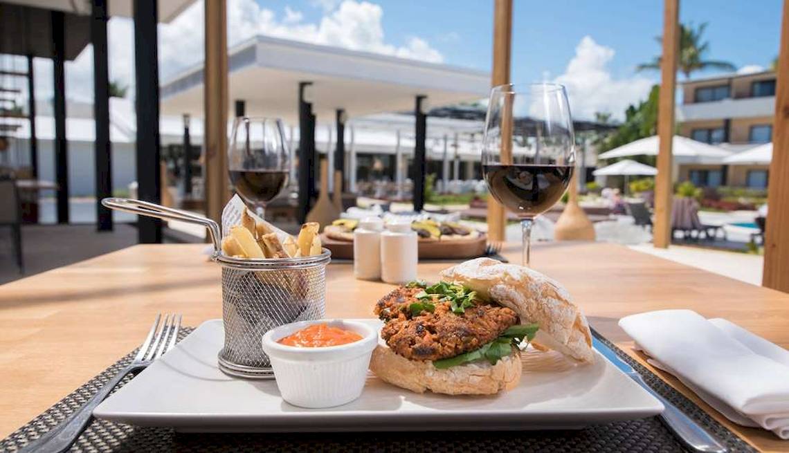 Burger mit Beilagen auf einem Tisch im Hotel Catalonia Royal Bavaro