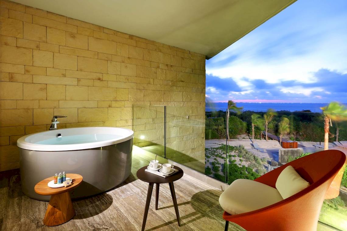 Suite im Grand Palladium Costa Mujeres Resort & Spa mit Badewanne und Balkon