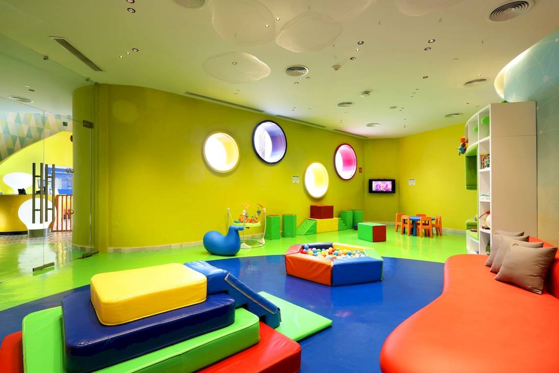 Kinderspielzimmer im Grand Palladium Costa Mujeres Resort & Spa mit bunten Farben, Möbeln und Spielzeug.