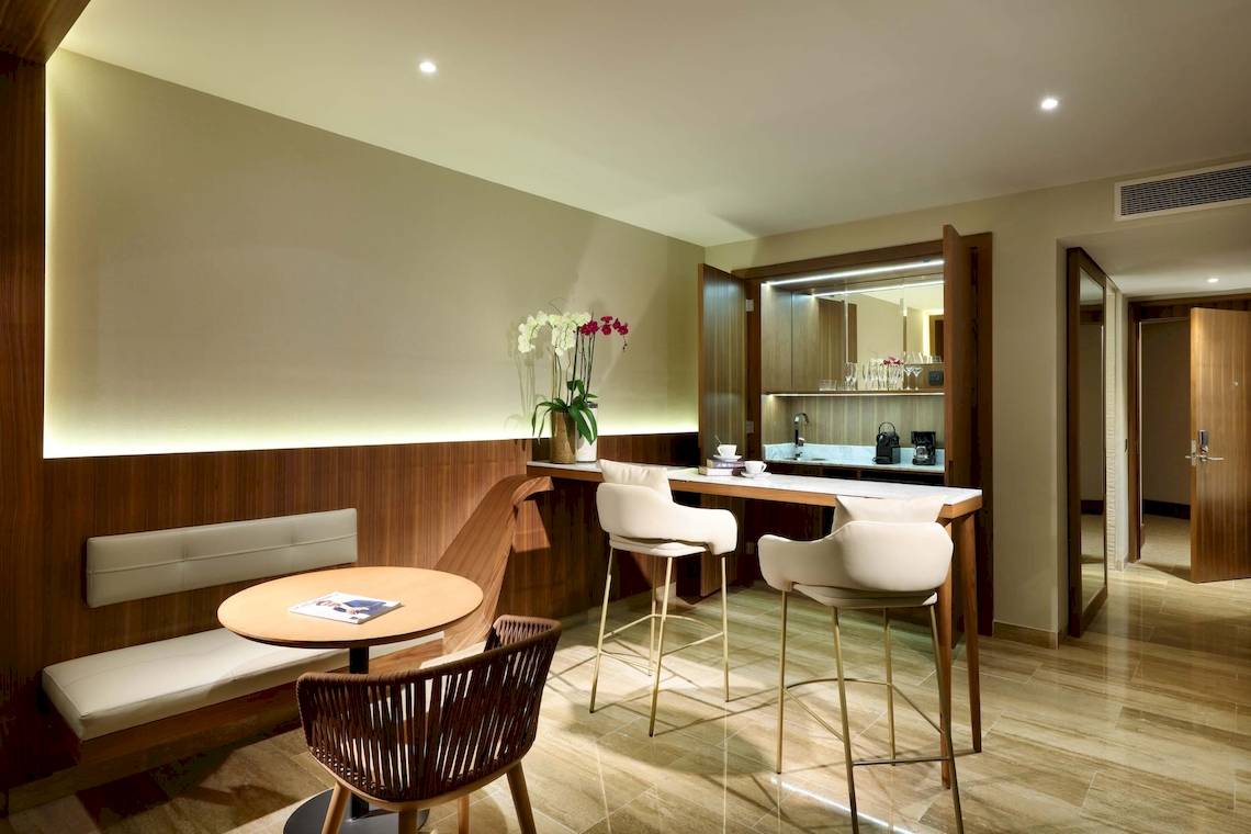 Innenansicht des Barbereichs im Grand Palladium Costa Mujeres Resort & Spa