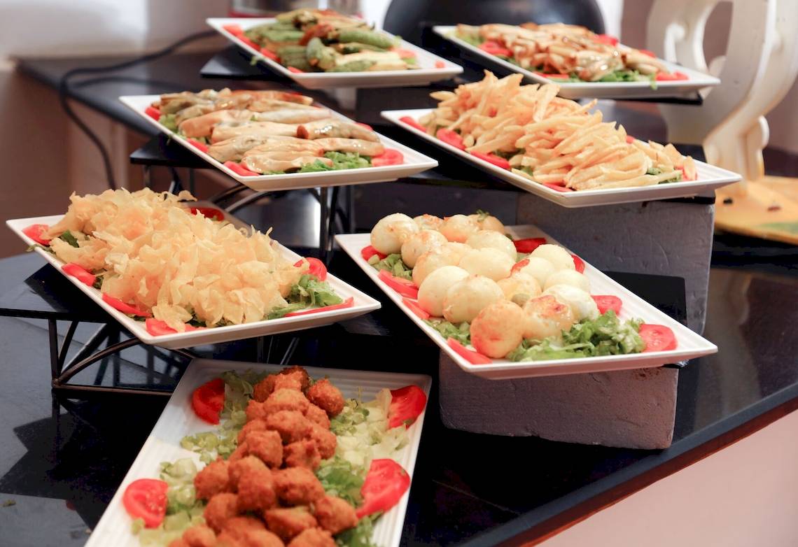 Mehrere Gerichte auf einem Buffet serviert im LABRANDA Club Makadi.