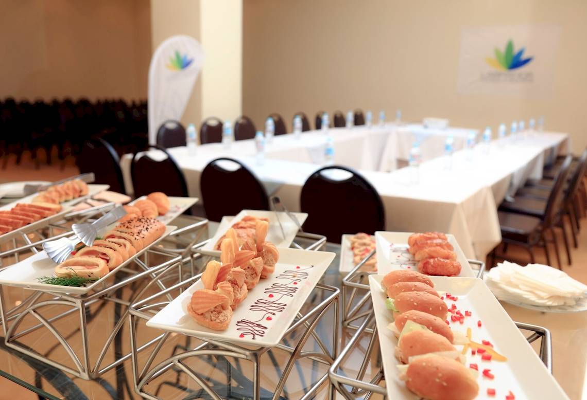 Buffet-Tisch im LABRANDA Club Makadi mit verschiedenen Gerichten und Wasserflaschen.